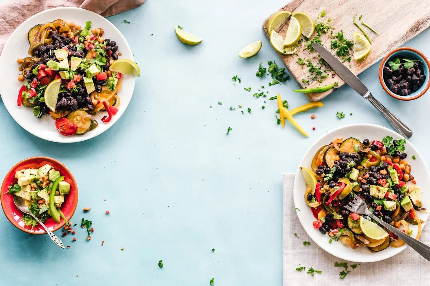 Salad sayur segar tinggi serat untuk diet kenyang dengan defisit kalori