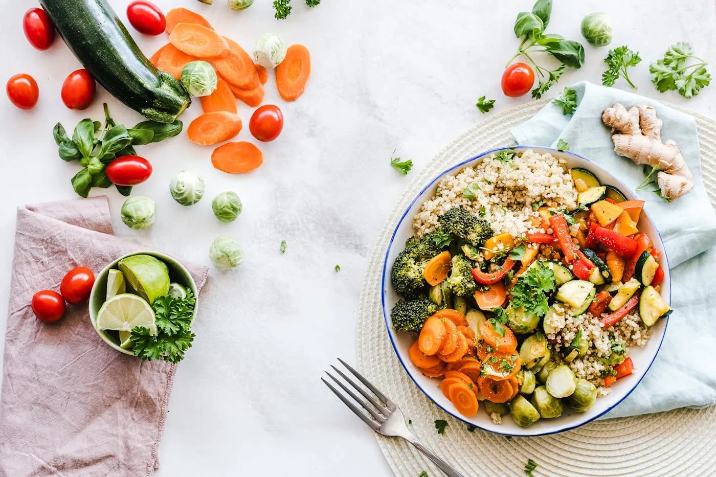 Piring makan seimbang dengan sayur dan protein untuk defisit kalori moderat