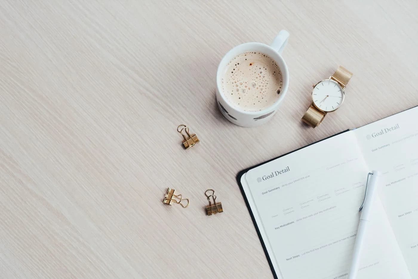 Menuliskan habit tracker di kertas planner untuk konsistensi