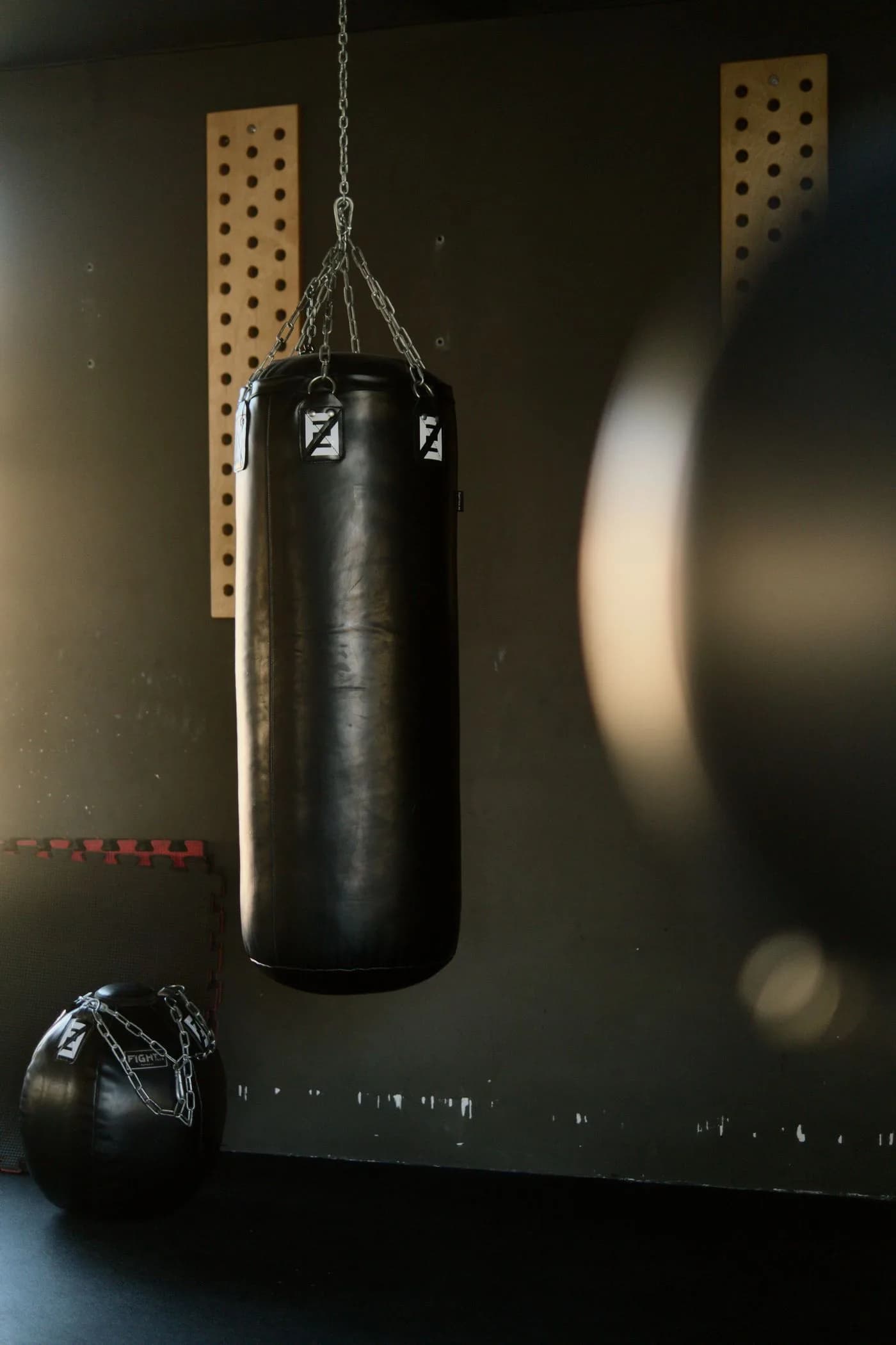 Suasana rak dumbbell dan peralatan angkat beban di dalam gym