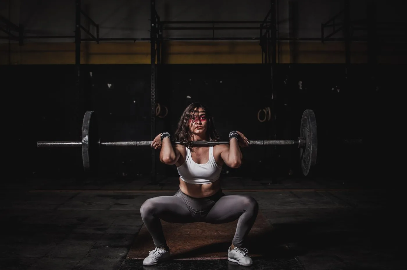 Perlengkapan lari berdampingan dengan kettlebell melambangkan kardio dan angkat beban