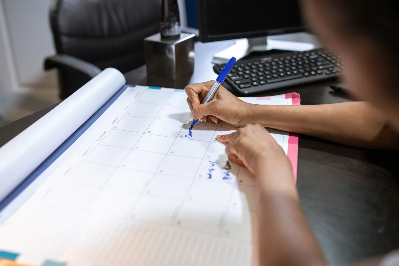 Merencanakan jadwal harian menggunakan planner untuk manajemen waktu